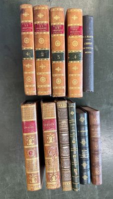plusieurs vieux livres sont empilés sur une table