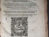 un vieux livre posé sur une table en bois à côté d'une fenêtre