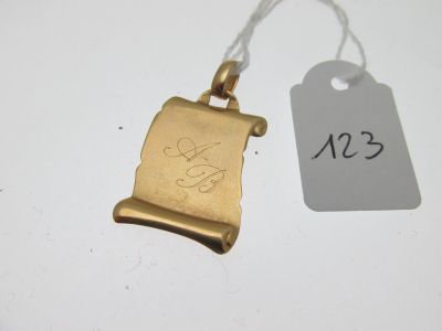 un collier plaqué or orné d'un volute