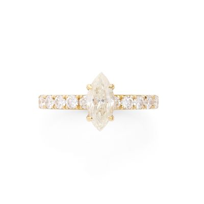 BAGUE retenant un diamant navette de 1.02 carat épaulé d'une…