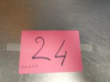 un autocollant rose sur lequel figure le chiffre 24