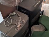 deux bagages posés sur un lit recouvert d'un film plastique