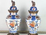 une paire de vases bleus et blancs ornés de fleurs et d'oiseaux