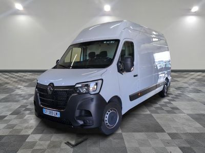 la photo d'une camionnette blanche garée dans une pièce