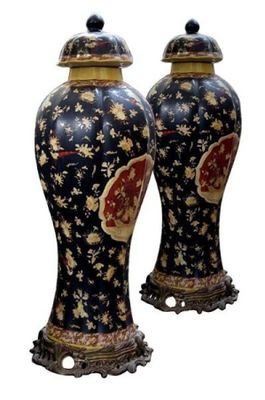 CHINE Paire de grandes urnes à fond noir