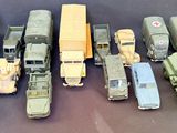 beaucoup de petits véhicules militaires et de camions miniatures posés sur une table