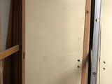 une photo d'un réfrigérateur dans une pièce en cours de travaux