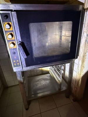 un four à micro-ondes posé sur un support dans une cuisine
