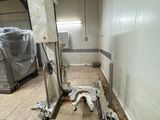 une machine placée au milieu d'une pièce