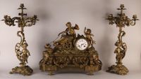 Garniture de cheminée en bronze ciselé et doré composée d'un…