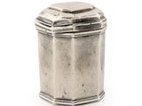 une boîte ancienne en argent avec un couvercle, sur fond blanc