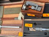 de nombreux outils de toutes sortes dans une boîte posée par terre