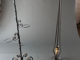 paire de bougeoirs en métal rehaussés de touches dorées sur fond gris