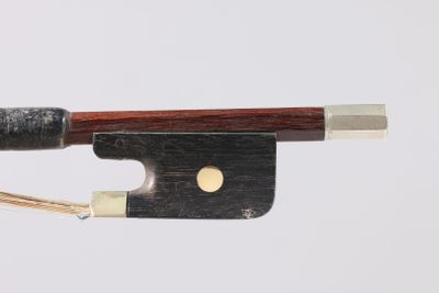 un arc fixé à un morceau de bois