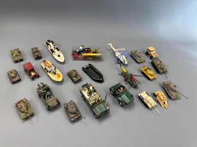 beaucoup de petits véhicules jouets posés sur une table