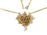 une image représentant un collier en or orné d'un pendentif en forme de cœur