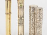 Trois types différents de vases en argent sont présentés sur un fond blanc