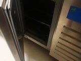 un four argenté avec une pancarte dessus, dans un magasin