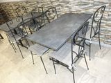 une table et des chaises dans une pièce aux murs en pierre
