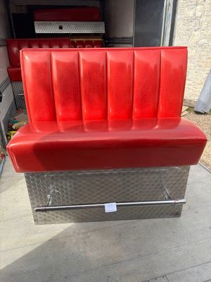 un banc rouge posé à l'arrière d'un camion de pompiers