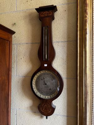 une horloge accrochée au mur à côté d'un miroir