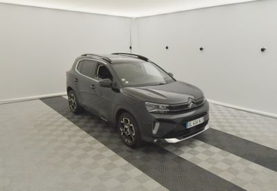 une photo d'un SUV gris garé dans un garage