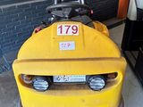 un chariot élévateur jaune garé devant un immeuble