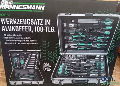 une image représentant une boîte à outils posée sur une table