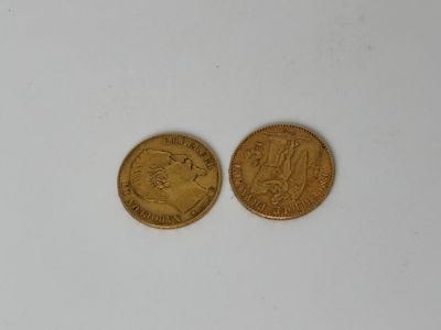 deux pièces d'or posées côte à côte sur une surface blanche