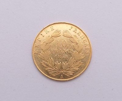 l'image d'une pièce d'or posée sur une surface blanche