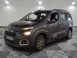 La camionnette grise de Citrole est garée dans une grande pièce.