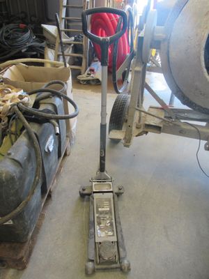 une machine posée à même le sol dans un garage