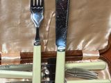 Plusieurs fourchettes et couteaux se trouvent dans un étui contenant un couteau et une fourchette