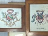 deux tableaux encadrés représentant un blason et une couronne