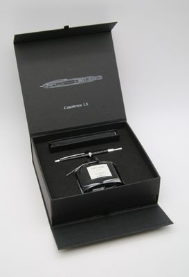 une boîte noire contenant une montre et un stylo