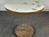 une photo d'une table en verre avec un piètement en bois