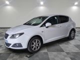 la voiture blanche est garée sur un sol en damier dans le garage