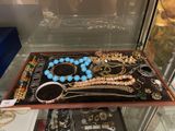 une vitrine présentant toute une gamme de colliers et de bracelets