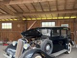 une voiture noire dans un garage, le capot ouvert