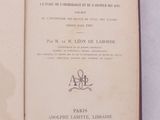 un livre ouvert avec la photo d'un homme et d'une femme