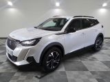un 4x4 blanc garé sur un sol en damier dans un garage