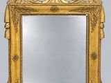 miroir avec un cadre doré et un motif décoratif sur le devant