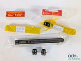 un grand nombre d'outils sur la table