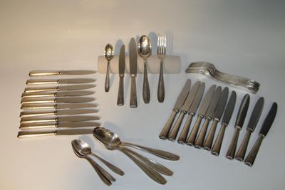 Ensemble en métal argenté comprenant: