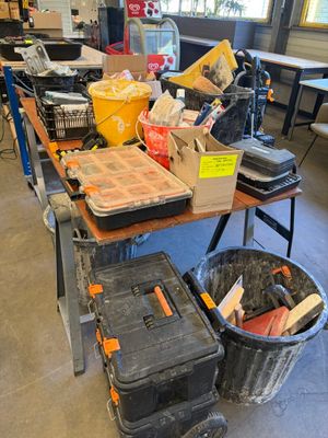 une longue table sur laquelle sont posés de nombreux outils
