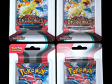 quatre paquets de cartes à collectionner Pokémon dans des emballages en plastique, sur fond noir
