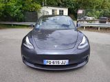 La Tesla Model S est garée sur le parking