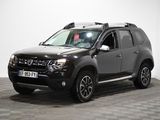 une photo d'un 4x4 noir garé dans une pièce