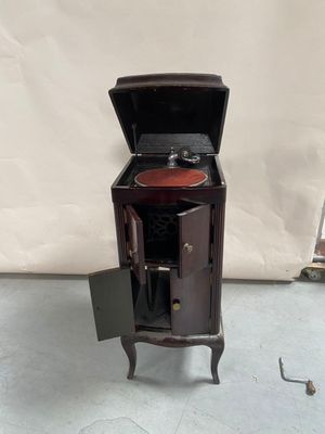 une petite armoire en bois contenant un poêle