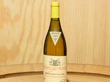 une bouteille de vin posée sur un tonneau